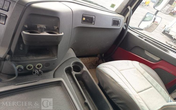 VOLVO PORTEUR FMX 410 8X4 BENNE TP CALORIFUGEE – DIESEL – 368131 KMS – ANNEE 2016 BLANC EB-123-LM