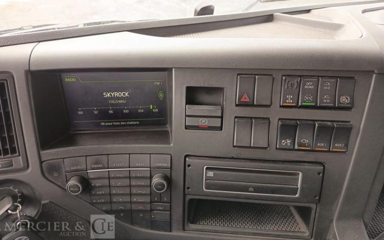 VOLVO PORTEUR FMX 410 8X4 BENNE TP CALORIFUGEE – DIESEL – 368131 KMS – ANNEE 2016 BLANC EB-123-LM