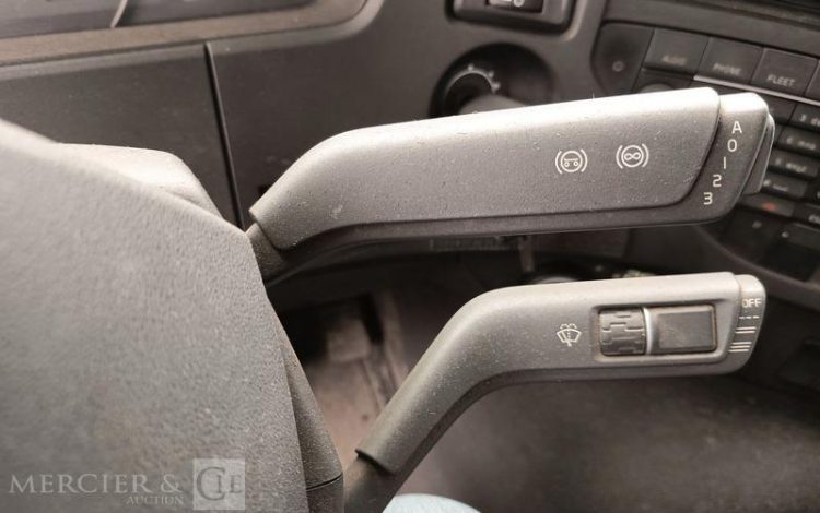 VOLVO PORTEUR FMX 410 8X4 BENNE TP CALORIFUGEE – DIESEL – 368131 KMS – ANNEE 2016 BLANC EB-123-LM