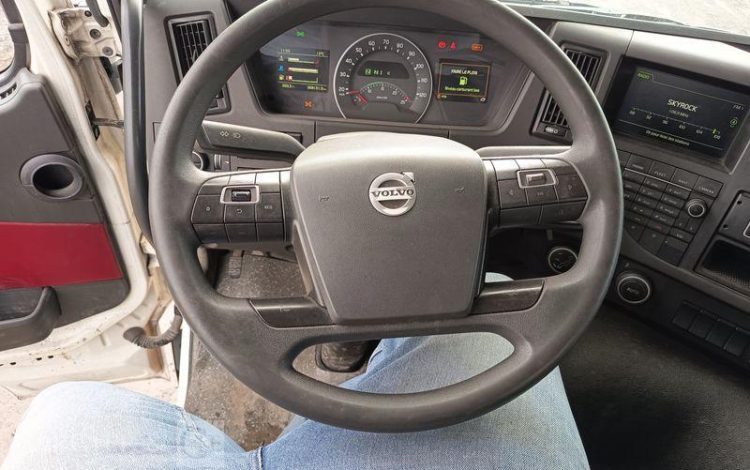 VOLVO PORTEUR FMX 410 8X4 BENNE TP CALORIFUGEE – DIESEL – 368131 KMS – ANNEE 2016 BLANC EB-123-LM