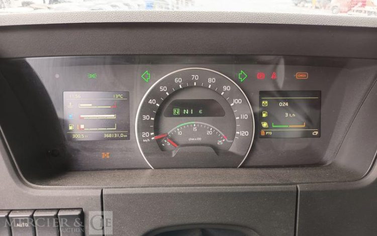 VOLVO PORTEUR FMX 410 8X4 BENNE TP CALORIFUGEE – DIESEL – 368131 KMS – ANNEE 2016 BLANC EB-123-LM