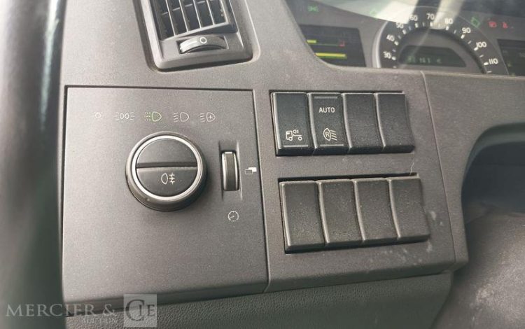 VOLVO PORTEUR FMX 410 8X4 BENNE TP CALORIFUGEE – DIESEL – 368131 KMS – ANNEE 2016 BLANC EB-123-LM