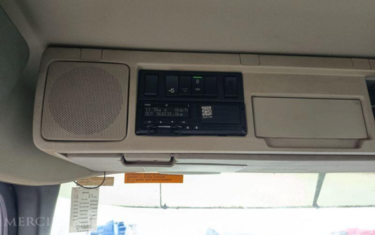 VOLVO PORTEUR FMX 410 8X4 BENNE TP CALORIFUGEE – DIESEL – 368131 KMS – ANNEE 2016 BLANC EB-123-LM