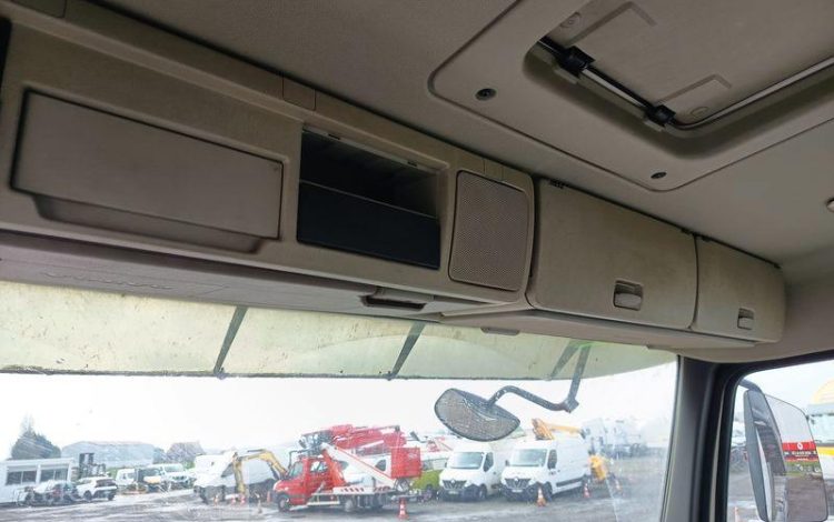 VOLVO PORTEUR FMX 410 8X4 BENNE TP CALORIFUGEE – DIESEL – 368131 KMS – ANNEE 2016 BLANC EB-123-LM