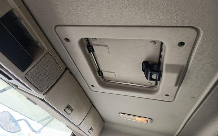 VOLVO PORTEUR FMX 410 8X4 BENNE TP CALORIFUGEE – DIESEL – 368131 KMS – ANNEE 2016 BLANC EB-123-LM