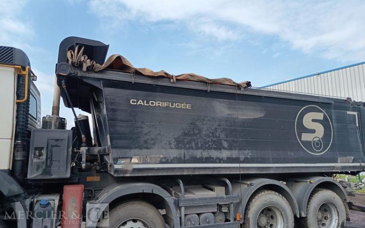 VOLVO PORTEUR FMX 410 8X4 BENNE TP CALORIFUGEE – DIESEL – 368131 KMS – ANNEE 2016 BLANC EB-123-LM