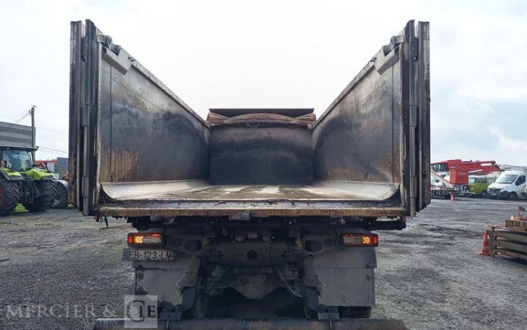 VOLVO PORTEUR FMX 410 8X4 BENNE TP CALORIFUGEE – DIESEL – 368131 KMS – ANNEE 2016 BLANC EB-123-LM