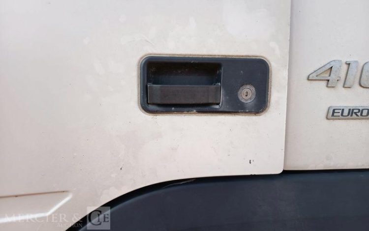 VOLVO PORTEUR FMX 410 8X4 BENNE TP CALORIFUGEE – DIESEL – 368131 KMS – ANNEE 2016 BLANC EB-123-LM