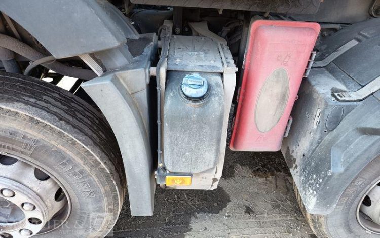 VOLVO PORTEUR FMX 410 8X4 BENNE TP CALORIFUGEE – DIESEL – 368131 KMS – ANNEE 2016 BLANC EB-123-LM