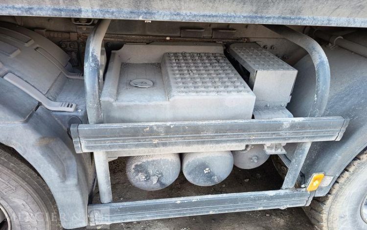 VOLVO PORTEUR FMX 410 8X4 BENNE TP CALORIFUGEE – DIESEL – 368131 KMS – ANNEE 2016 BLANC EB-123-LM