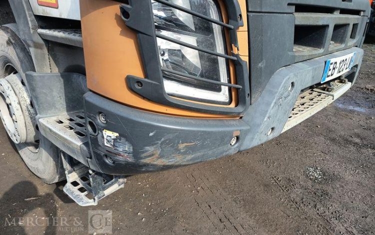 VOLVO PORTEUR FMX 410 8X4 BENNE TP CALORIFUGEE – DIESEL – 368131 KMS – ANNEE 2016 BLANC EB-123-LM