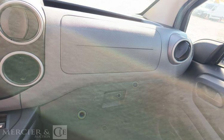 PEUGEOT PARTNER Utilitaire Phase 2 L1 850kg 1.6 Blue HDi FAP  S&S 99 cv – ANNEE 2016 BLEU EH-129-HH