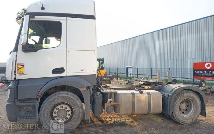 MERCEDES ACTROS 1846 PTRA : 44 TONNES – DIESEL – 560549 KMS – ANNEE 2017 BLANC EQ-772-MG