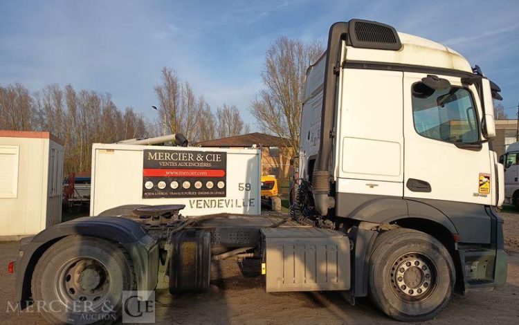 MERCEDES ACTROS 1846 PTRA : 44 TONNES – DIESEL – 560549 KMS – ANNEE 2017 BLANC EQ-772-MG