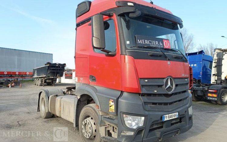 MERCEDES ACTROS 1846 – DIESEL – PTRA : 44 TONNES – 572400 KMS – ANNEE 2017 ROUGE FY-646-KH