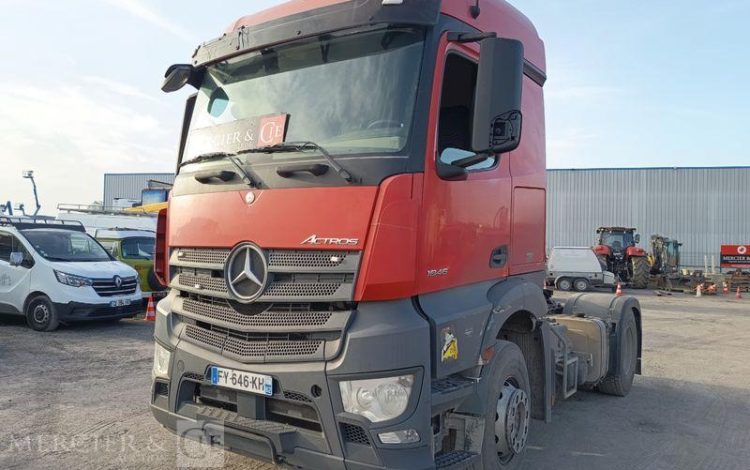 MERCEDES ACTROS 1846 – DIESEL – PTRA : 44 TONNES – 572400 KMS – ANNEE 2017 ROUGE FY-646-KH