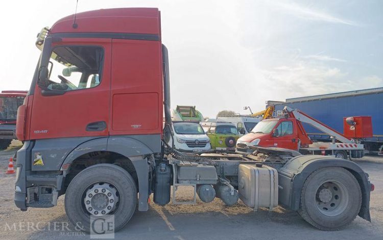 MERCEDES ACTROS 1846 – DIESEL – PTRA : 44 TONNES – 572400 KMS – ANNEE 2017 ROUGE FY-646-KH