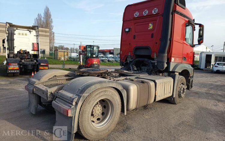 MERCEDES ACTROS 1846 – DIESEL – PTRA : 44 TONNES – 572400 KMS – ANNEE 2017 ROUGE FY-646-KH