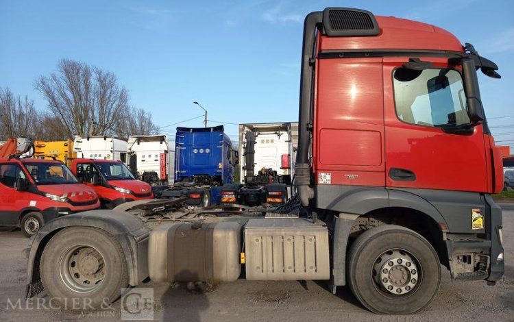 MERCEDES ACTROS 1846 – DIESEL – PTRA : 44 TONNES – 572400 KMS – ANNEE 2017 ROUGE FY-646-KH