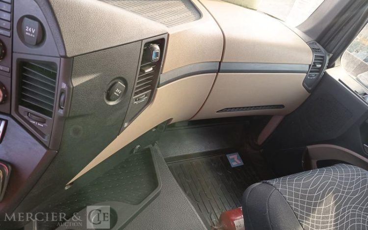 MERCEDES ACTROS 1846 – DIESEL – PTRA : 44 TONNES – 572400 KMS – ANNEE 2017 ROUGE FY-646-KH