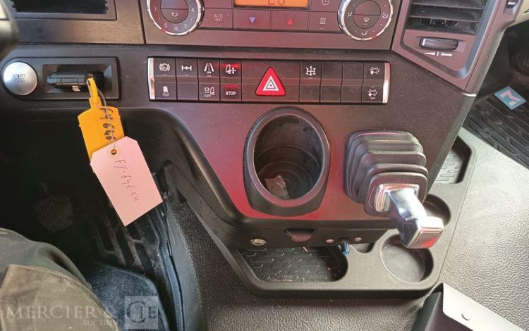 MERCEDES ACTROS 1846 – DIESEL – PTRA : 44 TONNES – 572400 KMS – ANNEE 2017 ROUGE FY-646-KH