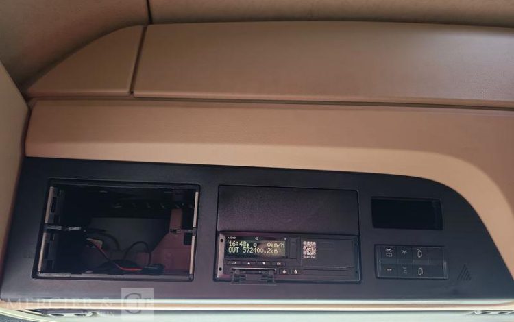 MERCEDES ACTROS 1846 – DIESEL – PTRA : 44 TONNES – 572400 KMS – ANNEE 2017 ROUGE FY-646-KH