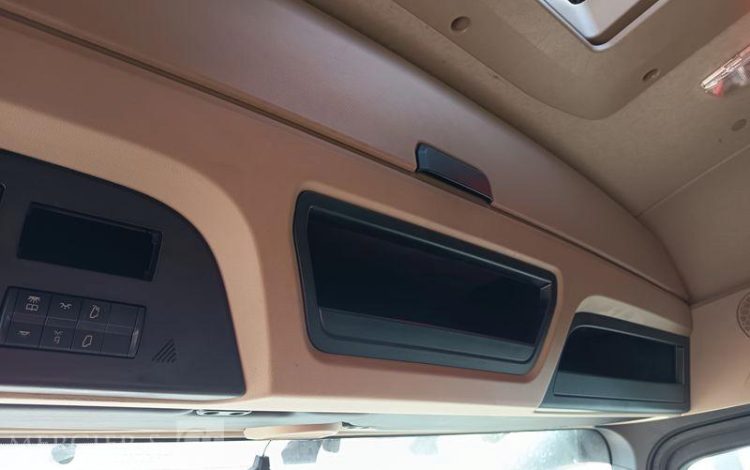 MERCEDES ACTROS 1846 – DIESEL – PTRA : 44 TONNES – 572400 KMS – ANNEE 2017 ROUGE FY-646-KH