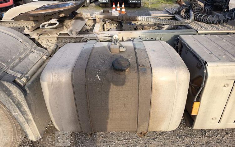 MERCEDES ACTROS 1846 – DIESEL – PTRA : 44 TONNES – 572400 KMS – ANNEE 2017 ROUGE FY-646-KH