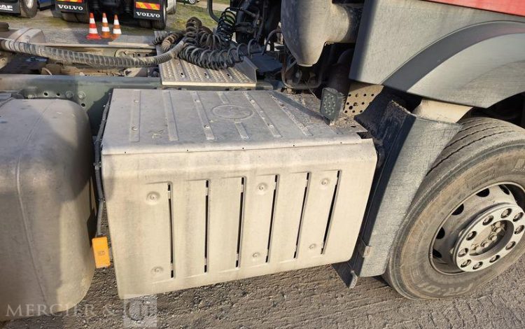 MERCEDES ACTROS 1846 – DIESEL – PTRA : 44 TONNES – 572400 KMS – ANNEE 2017 ROUGE FY-646-KH