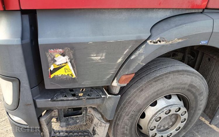 MERCEDES ACTROS 1846 – DIESEL – PTRA : 44 TONNES – 572400 KMS – ANNEE 2017 ROUGE FY-646-KH