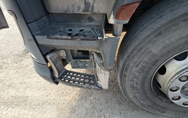 MERCEDES ACTROS 1846 – DIESEL – PTRA : 44 TONNES – 572400 KMS – ANNEE 2017 ROUGE FY-646-KH