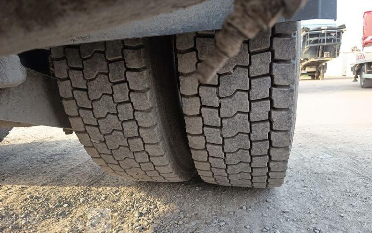 MERCEDES ACTROS 1846 – DIESEL – PTRA : 44 TONNES – 572400 KMS – ANNEE 2017 ROUGE FY-646-KH