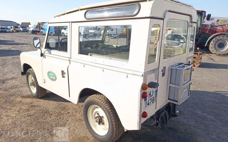 LAND ROVER LAND 88 2.2 Break  74CV – ESSENCE – 57138 KMS – ANNEE 1979 BLANC HJ-147-BT