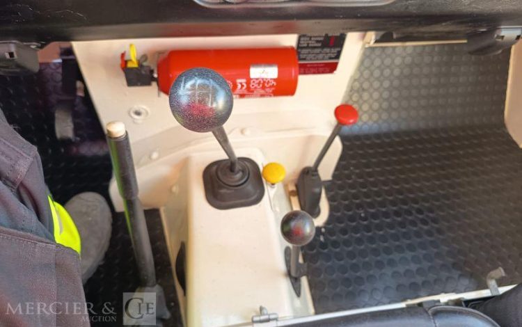 LAND ROVER LAND 88 2.2 Break  74CV – ESSENCE – 57138 KMS – ANNEE 1979 BLANC HJ-147-BT