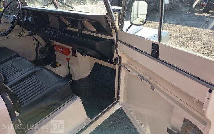 LAND ROVER LAND 88 2.2 Break  74CV – ESSENCE – 57138 KMS – ANNEE 1979 BLANC HJ-147-BT