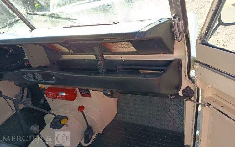 LAND ROVER LAND 88 2.2 Break  74CV – ESSENCE – 57138 KMS – ANNEE 1979 BLANC HJ-147-BT