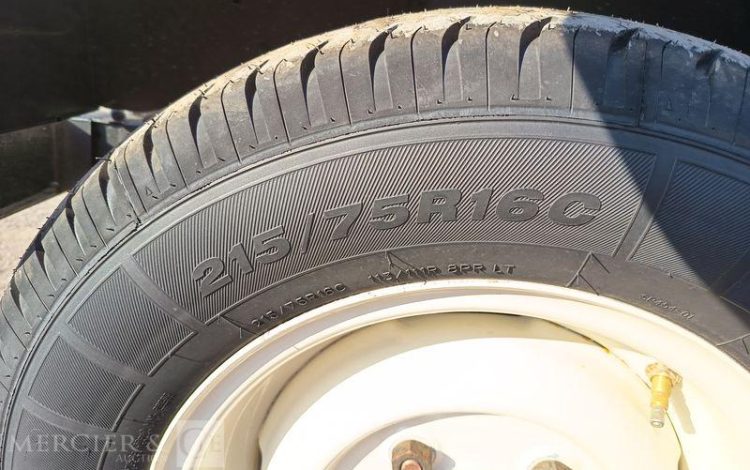 LAND ROVER LAND 88 2.2 Break  74CV – ESSENCE – 57138 KMS – ANNEE 1979 BLANC HJ-147-BT