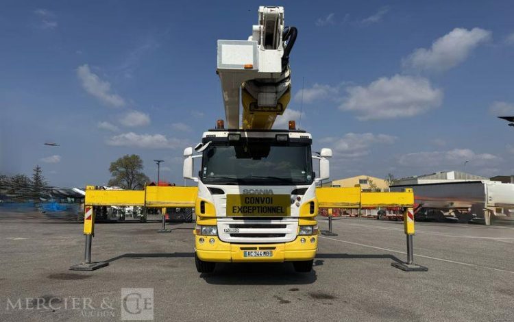 SCANIA CAMION EQUIPE D&rsquo;UNE NACELLE WUMAG WT 700 – 331000 KM -AN 2009- 331000 KM  AC-344-MB