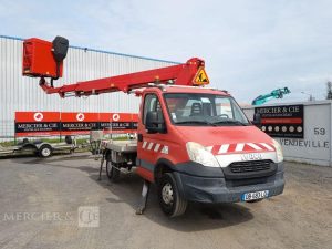 IVECO DAILY 35S11 AVEC NACELLE GSR 179T 18M – DIESEL – 2852 HEURES – ANNEE 2013 ROUGE DB-683-LQ