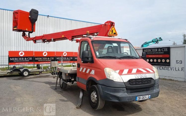 IVECO DAILY 35S11 AVEC NACELLE GSR 179T 18M – DIESEL – 2852 HEURES – ANNEE 2013 ROUGE DB-683-LQ