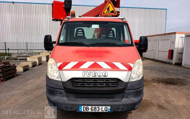 IVECO DAILY 35S11 AVEC NACELLE GSR 179T 18M – DIESEL – 2852 HEURES – ANNEE 2013 ROUGE DB-683-LQ