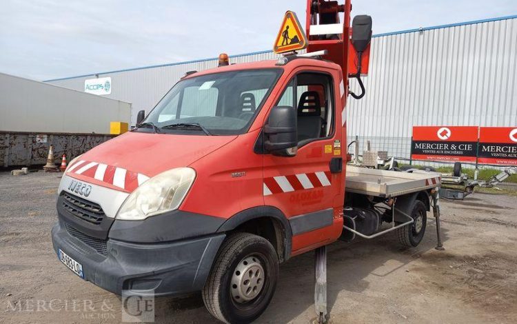 IVECO DAILY 35S11 AVEC NACELLE GSR 179T 18M – DIESEL – 2852 HEURES – ANNEE 2013 ROUGE DB-683-LQ
