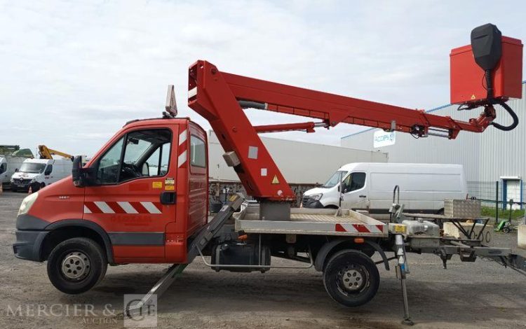 IVECO DAILY 35S11 AVEC NACELLE GSR 179T 18M – DIESEL – 2852 HEURES – ANNEE 2013 ROUGE DB-683-LQ