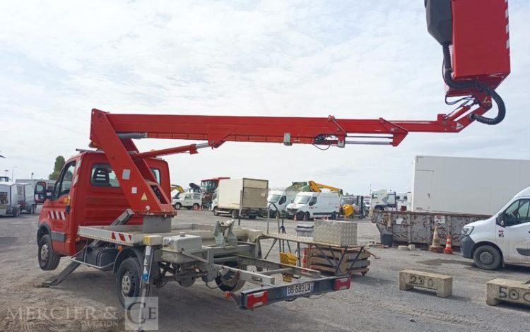 IVECO DAILY 35S11 AVEC NACELLE GSR 179T 18M – DIESEL – 2852 HEURES – ANNEE 2013 ROUGE DB-683-LQ