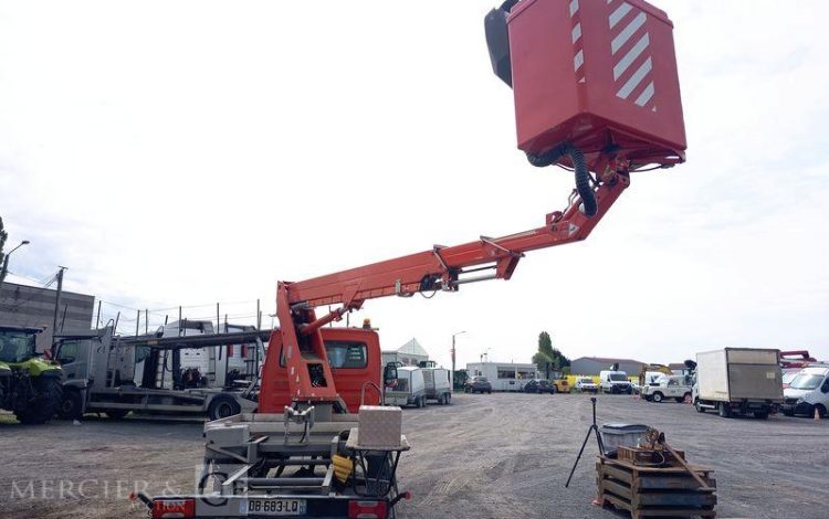 IVECO DAILY 35S11 AVEC NACELLE GSR 179T 18M – DIESEL – 2852 HEURES – ANNEE 2013 ROUGE DB-683-LQ