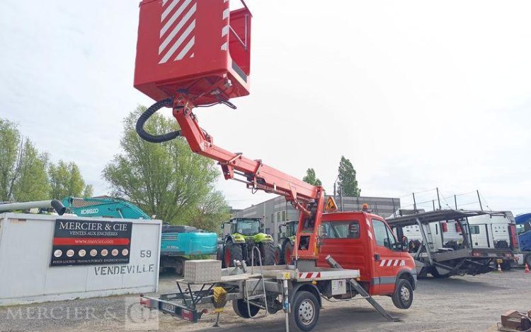 IVECO DAILY 35S11 AVEC NACELLE GSR 179T 18M – DIESEL – 2852 HEURES – ANNEE 2013 ROUGE DB-683-LQ