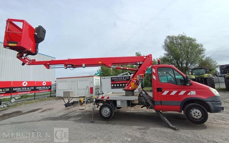 IVECO DAILY 35S11 AVEC NACELLE GSR 179T 18M – DIESEL – 2852 HEURES – ANNEE 2013 ROUGE DB-683-LQ