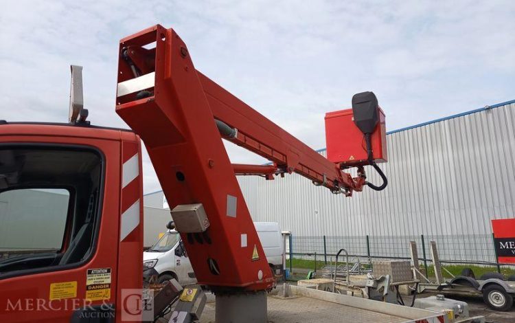 IVECO DAILY 35S11 AVEC NACELLE GSR 179T 18M – DIESEL – 2852 HEURES – ANNEE 2013 ROUGE DB-683-LQ