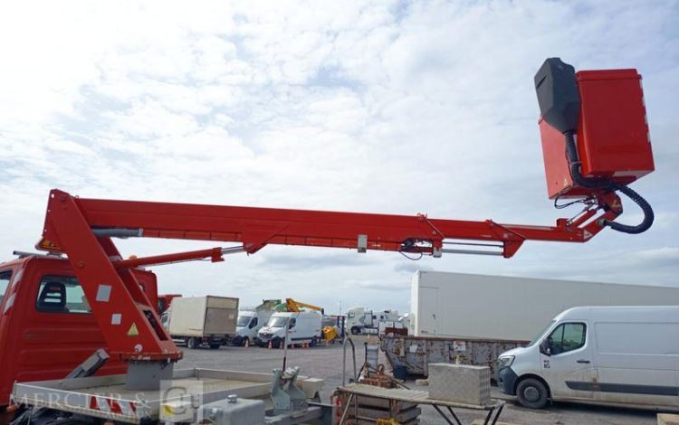 IVECO DAILY 35S11 AVEC NACELLE GSR 179T 18M – DIESEL – 2852 HEURES – ANNEE 2013 ROUGE DB-683-LQ