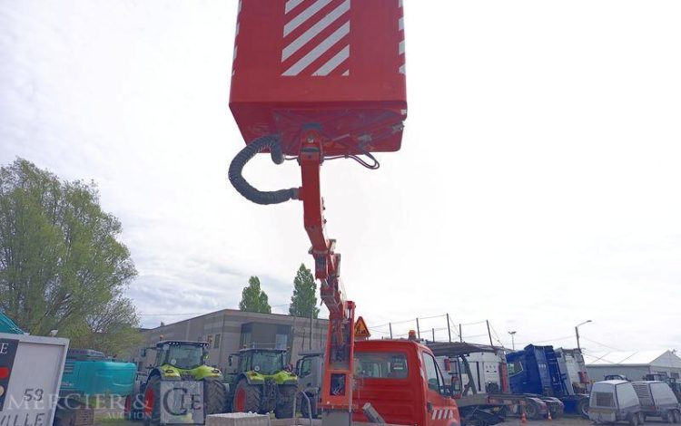 IVECO DAILY 35S11 AVEC NACELLE GSR 179T 18M – DIESEL – 2852 HEURES – ANNEE 2013 ROUGE DB-683-LQ